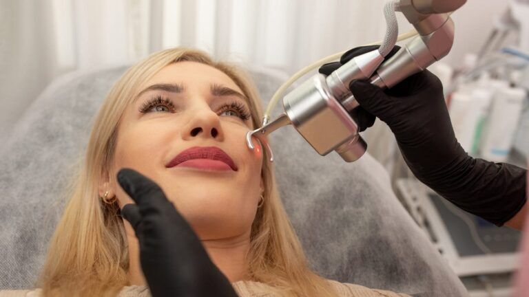 Γυναίκα μετά από θεραπεία Fractional CO2 Laser με ανανεωμένη και λαμπερή επιδερμίδα